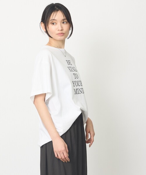 abahouse mavie(アバハウスマヴィ)の「【裾タック】ロゴタックTシャツ/半袖/大人カジュアル/体型カバー(Tシャツ/カットソー・レディース・グレー/ホワイト・フリー)」の7枚目の写真