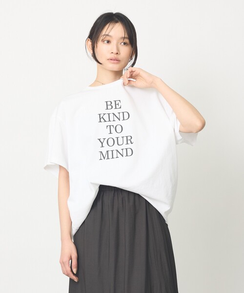 abahouse mavie(アバハウスマヴィ)の「【裾タック】ロゴタックTシャツ/半袖/大人カジュアル/体型カバー(Tシャツ/カットソー・レディース・グレー/ホワイト・フリー)」の8枚目の写真