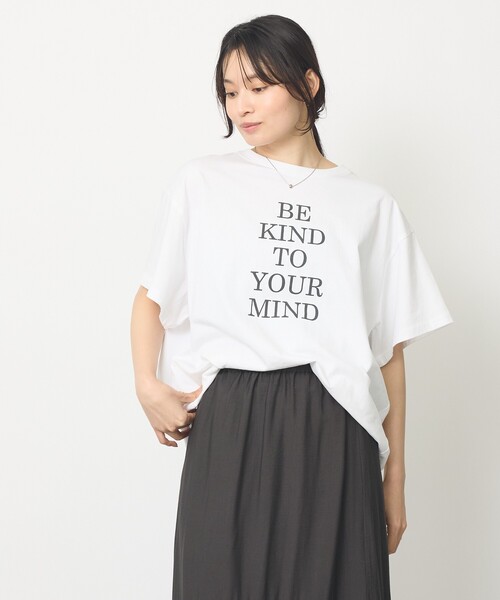 abahouse mavie(アバハウスマヴィ)の「【裾タック】ロゴタックTシャツ/半袖/大人カジュアル/体型カバー(Tシャツ/カットソー・レディース・グレー/ホワイト・フリー)」の9枚目の写真