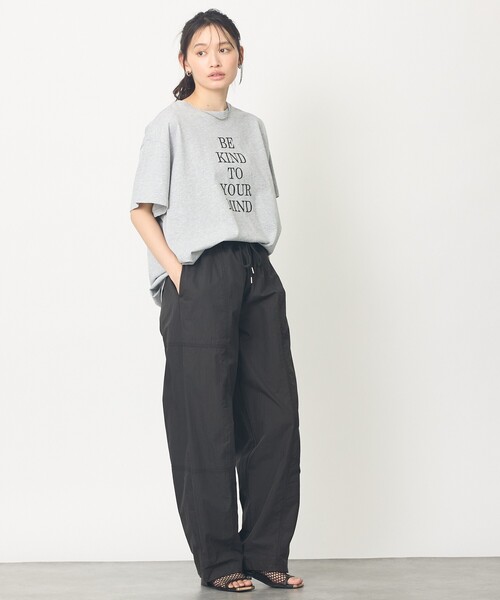 abahouse mavie(アバハウスマヴィ)の「【裾タック】ロゴタックTシャツ/半袖/大人カジュアル/体型カバー(Tシャツ/カットソー・レディース・グレー/ホワイト・フリー)」の13枚目の写真