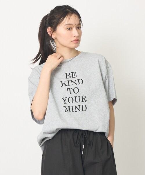 abahouse mavie(アバハウスマヴィ)の「【裾タック】ロゴタックTシャツ/半袖/大人カジュアル/体型カバー(Tシャツ/カットソー・レディース・グレー/ホワイト・フリー)」の15枚目の写真