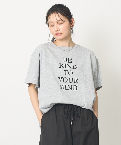 abahouse mavie(アバハウスマヴィ)の「【裾タック】ロゴタックTシャツ/半袖/大人カジュアル/体型カバー(Tシャツ/カットソー・レディース・グレー/ホワイト・フリー)」の16枚目の写真