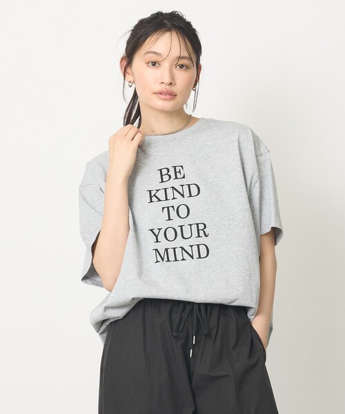 abahouse mavie(アバハウスマヴィ)の「【裾タック】ロゴタックTシャツ/半袖/大人カジュアル/体型カバー(Tシャツ/カットソー・レディース・グレー/ホワイト・フリー)」の17枚目の写真