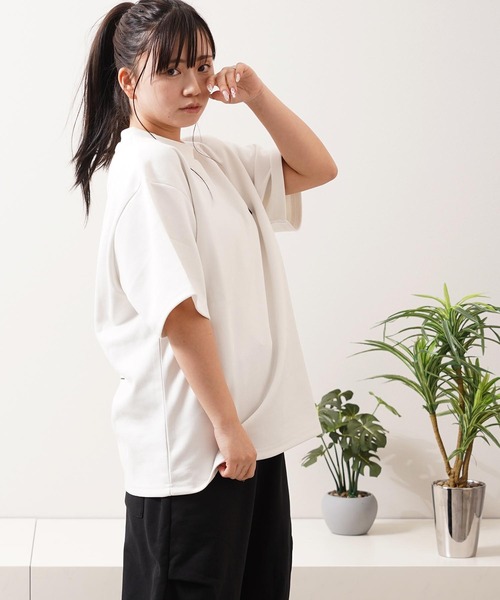1111clothing(ワンフォークロージング)の「ガール&ネコ フェイクスエード ルーズTee / Girls & Cats Faux Suede Loose-Fit T-Shirt(Tシャツ/カットソー・メンズ・オフホワイト/グレー/ブラック・M/L)」の9枚目の写真