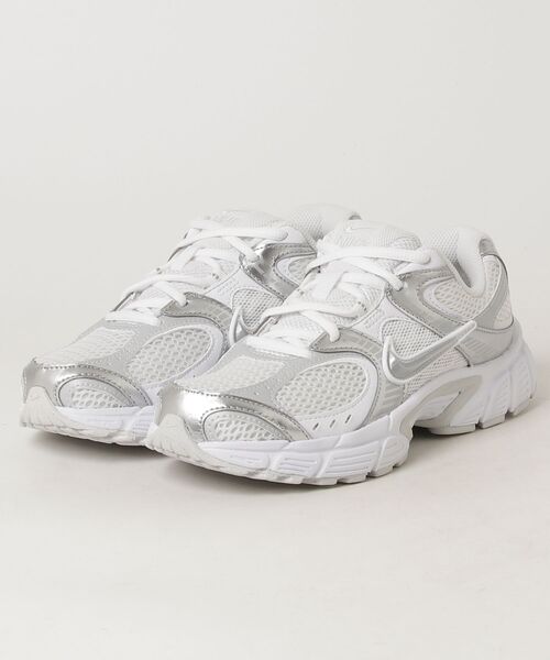 NIKE(ナイキ)の「ナイキ NIKE ナイキ V5 RNR(スニーカー・レディース・ホワイト×シルバー・23.0cm/23.5cm/24.0cm/24.5cm/25.0cm)」の1枚目の写真