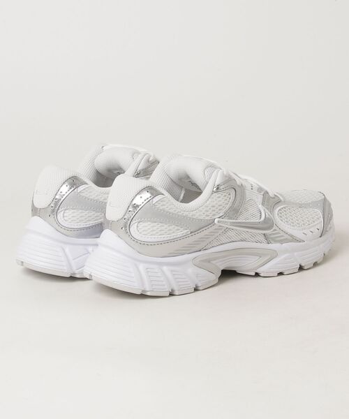 NIKE(ナイキ)の「ナイキ NIKE ナイキ V5 RNR(スニーカー・レディース・ホワイト×シルバー・23.0cm/23.5cm/24.0cm/24.5cm/25.0cm)」の2枚目の写真