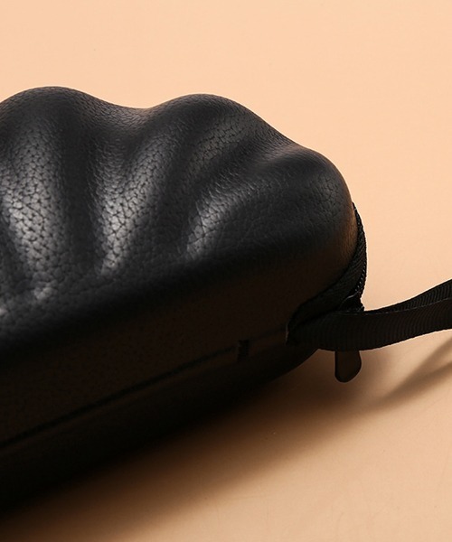 Fun & Daily(ファンアンドデイリー)の「シェルジッパーレザーメガネ&サングラスケース(メガネ・レディース・ブラック・FREE)」の7枚目の写真