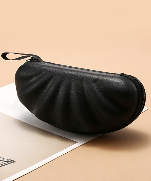 Fun & Daily(ファンアンドデイリー)の「シェルジッパーレザーメガネ&サングラスケース(メガネ・レディース・ブラック・FREE)」の2枚目の写真