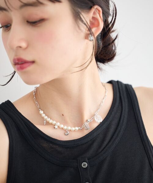 earth music&ecology(アースミュージックアンドエコロジー)の「パールMIXチャームネックレス(ネックレス・レディース・シルバー/ゴールド・FREE)」の4枚目の写真