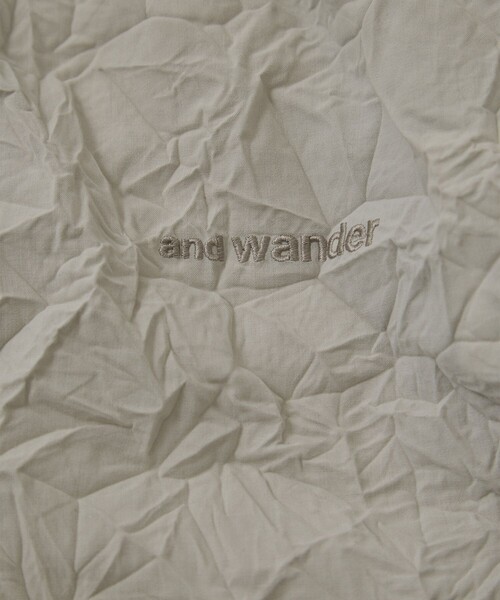 and wander(アンドワンダー)の「【and wander/アンドワンダー】washer pleated open LS shirt(シャツ/ブラウス・メンズ・ブラック/アイボリー・L/M)」の3枚目の写真