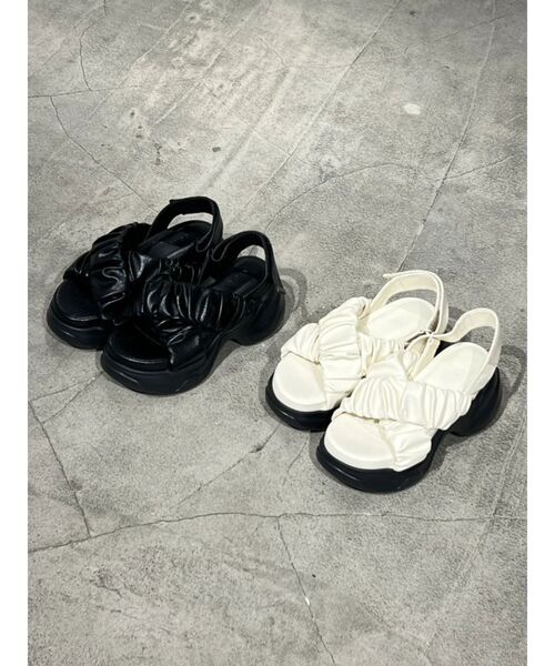 EMODA(エモダ)の「クロスギャザーサンダル(サンダル・レディース・ブラック/アイボリー・LARGE/MEDIUM/SMALL)」の5枚目の写真