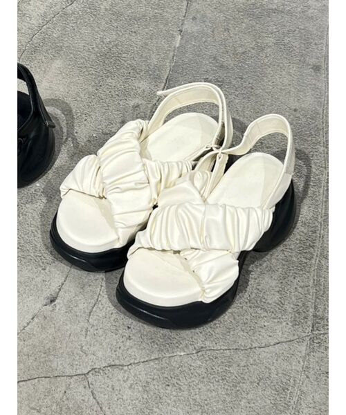 EMODA(エモダ)の「クロスギャザーサンダル(サンダル・レディース・ブラック/アイボリー・LARGE/MEDIUM/SMALL)」の7枚目の写真