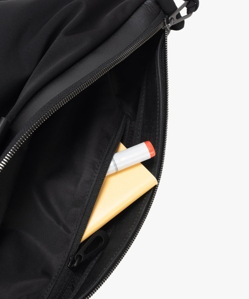 Cote&Ciel（コートエシエル）の「【cote&ciel/コートエシエル】 Orne Onyx Black（ショルダーバッグ・メンズ・ブラック・FREE）」の8枚目の写真