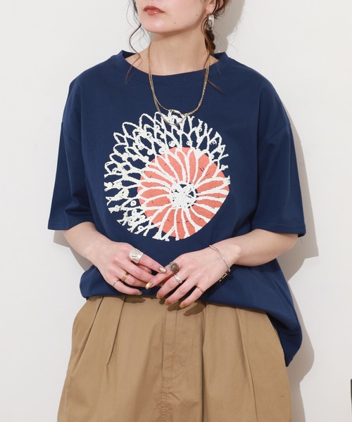 BARNDOOR（バーンドア）の「20/-天竺 ダリア プリント T 26SS 半袖（Tシャツ/カットソー・レディース・ネイビー/杢グレー/オフホワイト・FREE）」の3枚目の写真