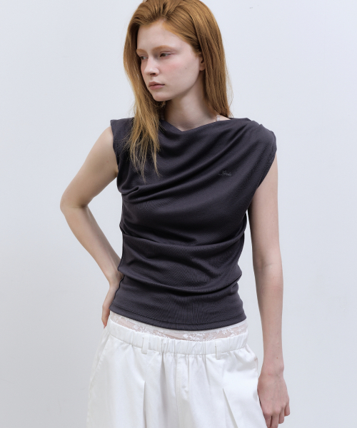 NICK&NICOLE(ニックアンドニコール)の「DRAPED SHIRRING SLEEVELESS TOP_CHARCOAL(Tシャツ/カットソー・レディース・その他・FREE)」の2枚目の写真