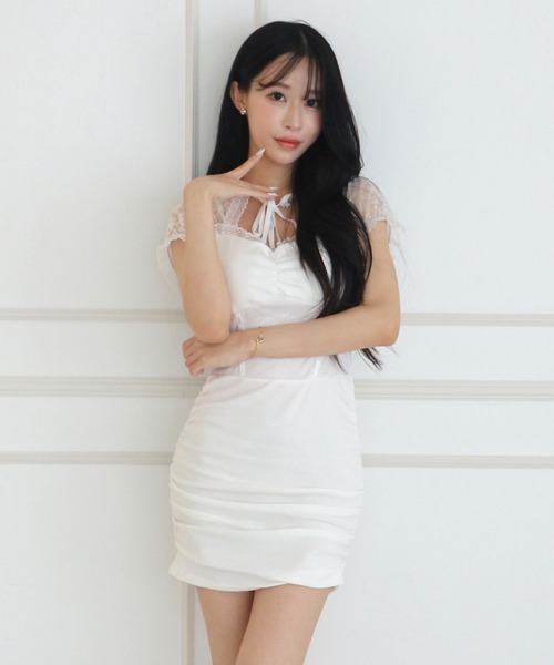 ALLuRing ChaRm(アリュリングチャーム)の「Lace Gathered Mini Dress / レースギャザーミニワンピース(ワンピース・レディース・ホワイト/ブラック・FREE)」の4枚目の写真