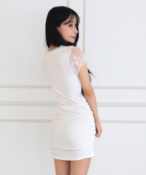ALLuRing ChaRm(アリュリングチャーム)の「Lace Gathered Mini Dress / レースギャザーミニワンピース(ワンピース・レディース・ホワイト/ブラック・FREE)」の5枚目の写真