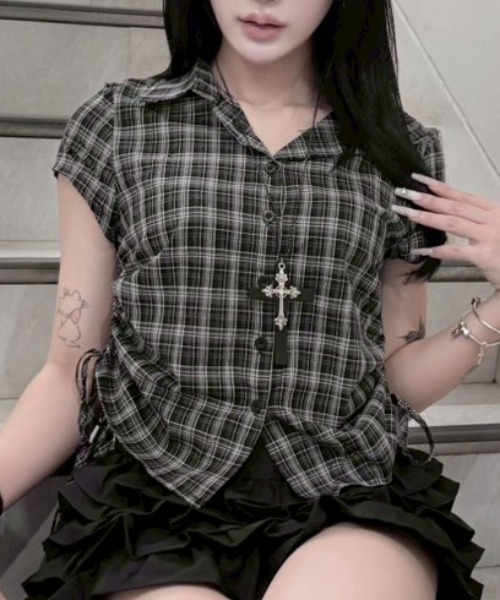 Never mind the XU / Chikashitsu+(ネバーマインド ザ エックスユー / チカシツプラス)の「【nmtc+】Drawstring Check Shirt / 【エヌエムティーシープラス】サイドリボン半袖チェックシャツ(シャツ/ブラウス・レディース・ブラック・ONE SIZE)」の1枚目の写真