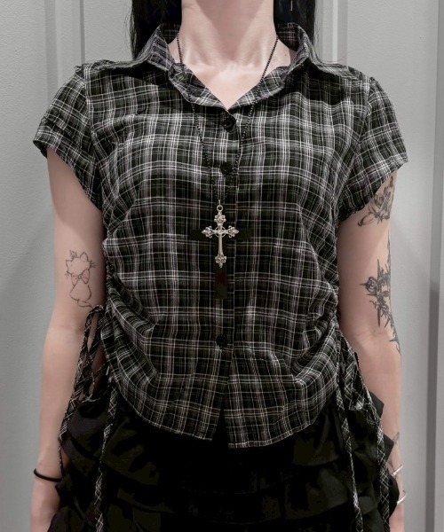 Never mind the XU / Chikashitsu+(ネバーマインド ザ エックスユー / チカシツプラス)の「【nmtc+】Drawstring Check Shirt / 【エヌエムティーシープラス】サイドリボン半袖チェックシャツ(シャツ/ブラウス・レディース・ブラック・ONE SIZE)」の5枚目の写真