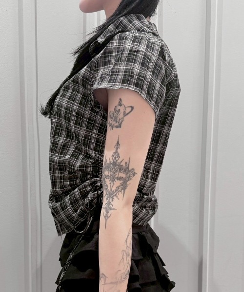 Never mind the XU / Chikashitsu+(ネバーマインド ザ エックスユー / チカシツプラス)の「【nmtc+】Drawstring Check Shirt / 【エヌエムティーシープラス】サイドリボン半袖チェックシャツ(シャツ/ブラウス・レディース・ブラック・ONE SIZE)」の4枚目の写真