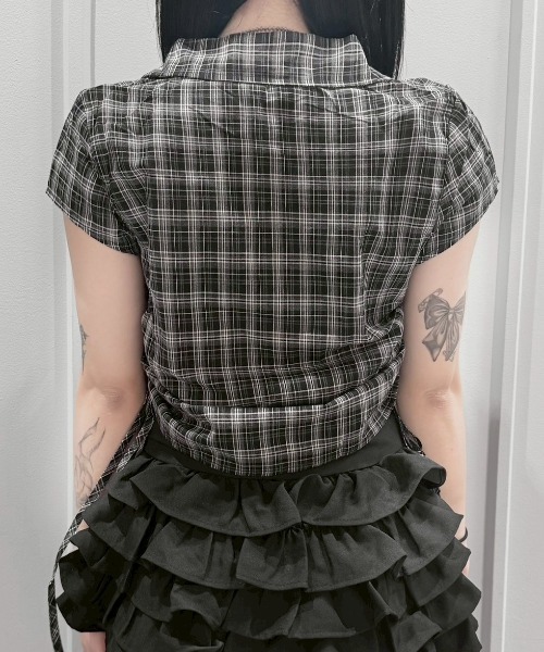 Never mind the XU / Chikashitsu+(ネバーマインド ザ エックスユー / チカシツプラス)の「【nmtc+】Drawstring Check Shirt / 【エヌエムティーシープラス】サイドリボン半袖チェックシャツ(シャツ/ブラウス・レディース・ブラック・ONE SIZE)」の3枚目の写真