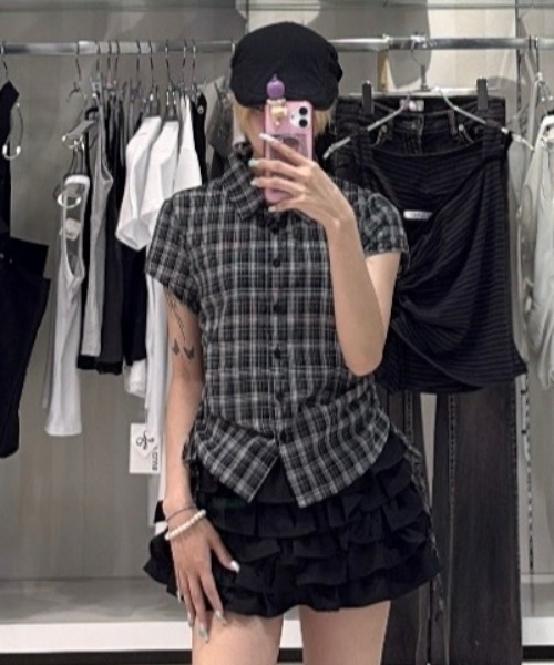 Never mind the XU / Chikashitsu+(ネバーマインド ザ エックスユー / チカシツプラス)の「【nmtc+】Drawstring Check Shirt / 【エヌエムティーシープラス】サイドリボン半袖チェックシャツ(シャツ/ブラウス・レディース・ブラック・ONE SIZE)」の2枚目の写真