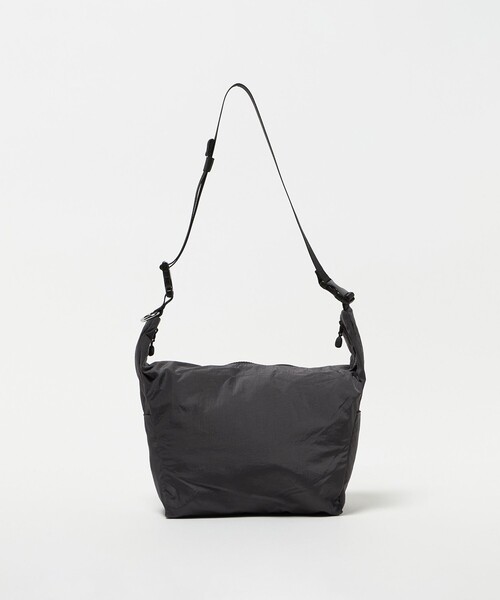 BEAUTY&YOUTH UNITED ARROWS（ビューティーアンドユースユナイテッドアローズ）の「ライト ナイロン クロス ショルダーバッグ スモール（ショルダーバッグ・メンズ・ダークグレー/ブラック/ナチュラル・FREE）」の3枚目の写真