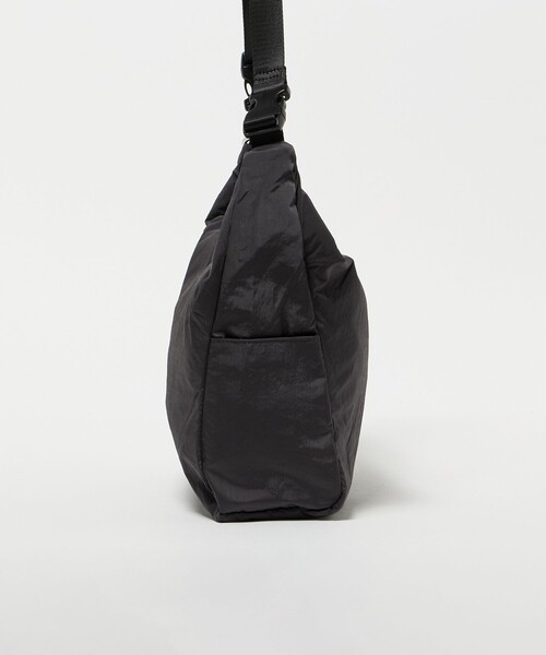 BEAUTY&YOUTH UNITED ARROWS（ビューティーアンドユースユナイテッドアローズ）の「ライト ナイロン クロス ショルダーバッグ スモール（ショルダーバッグ・メンズ・ダークグレー/ブラック/ナチュラル・FREE）」の14枚目の写真