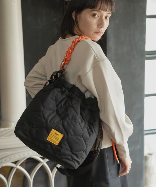 KiU(キウ)の「パデッドパラコードハンドル 2WAYトートバッグ (13L)(トートバッグ・レディース・アイボリー/レオパード/ブラック/グリーン・FREE)」の2枚目の写真