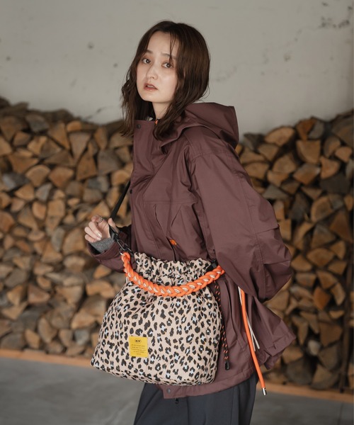 KiU(キウ)の「パデッドパラコードハンドル 2WAYトートバッグ (13L)(トートバッグ・レディース・アイボリー/レオパード/ブラック/グリーン・FREE)」の16枚目の写真