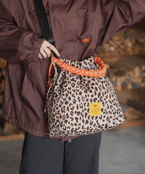 KiU(キウ)の「パデッドパラコードハンドル 2WAYトートバッグ (13L)(トートバッグ・レディース・アイボリー/レオパード/ブラック/グリーン・FREE)」の19枚目の写真