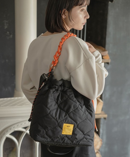 KiU(キウ)の「パデッドパラコードハンドル 2WAYトートバッグ (13L)(トートバッグ・レディース・アイボリー/レオパード/ブラック/グリーン・FREE)」の5枚目の写真