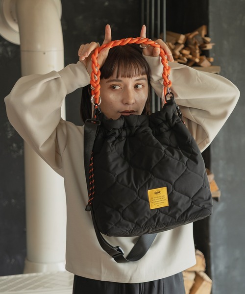 KiU(キウ)の「パデッドパラコードハンドル 2WAYトートバッグ (13L)(トートバッグ・レディース・アイボリー/レオパード/ブラック/グリーン・FREE)」の7枚目の写真