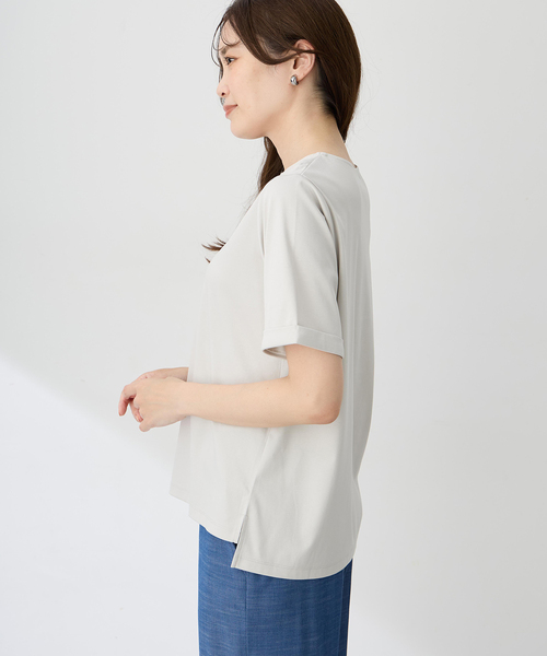 A/C DESIGN BY ALPHA CUBIC（エーシーデザインバイアルファキュービック）の「【ALCOLLAGEプリント】プリントボートネックＴシャツ【すごツヤ・UVカット・接触冷感】（Tシャツ/カットソー・レディース・ライトグレー/グリーン・M/L/LL）」の4枚目の写真
