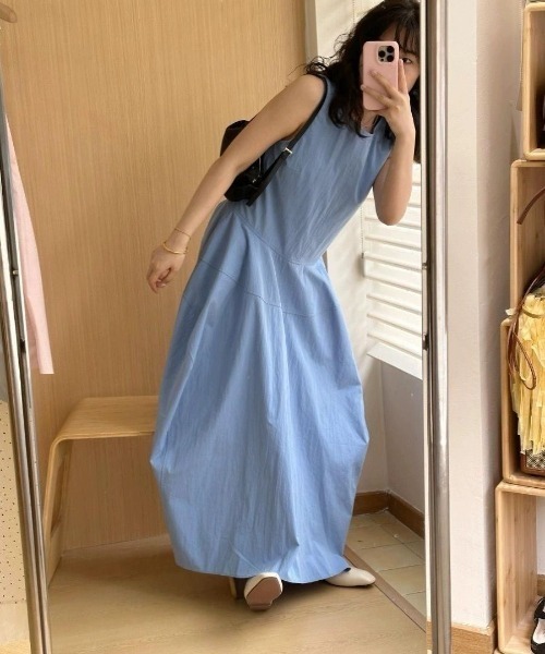 LUCPY(ラクピー)の「ノースリーブバルーンロングワンピース(ワンピース・レディース・ブルー・LARGE/MEDIUM/SMALL)」の2枚目の写真