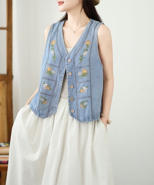 ONEP STAR(ワンピスター)の「花刺繍デニムVネックベスト(ベスト・レディース・ライトブルー・MEDIUM/LARGE/X-LARGE)」の2枚目の写真