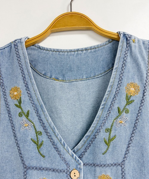 ONEP STAR(ワンピスター)の「花刺繍デニムVネックベスト(ベスト・レディース・ライトブルー・MEDIUM/LARGE/X-LARGE)」の10枚目の写真