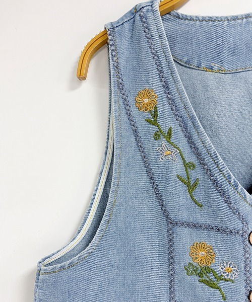 ONEP STAR(ワンピスター)の「花刺繍デニムVネックベスト(ベスト・レディース・ライトブルー・MEDIUM/LARGE/X-LARGE)」の12枚目の写真