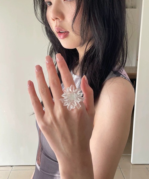 LYEON（リヨン）の「クリアフラワーリング（リング・レディース・クリア・FREE）」の6枚目の写真