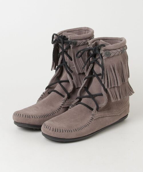 Minnetonka(ミネトンカ)の「【RE】【MINNETONKA】ダブルフリンジ トランパー ブーツ DOUBLE FRINGE TRAMPER BOOTS(ブーツ・レディース・グレー・6)」の1枚目の写真