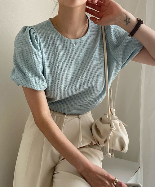 Girly Doll(ガーリードール)の「ワッフル地パフスリーブカットソー(Tシャツ/カットソー・レディース・ベージュ/ブルー/ピンク・FREE)」の2枚目の写真