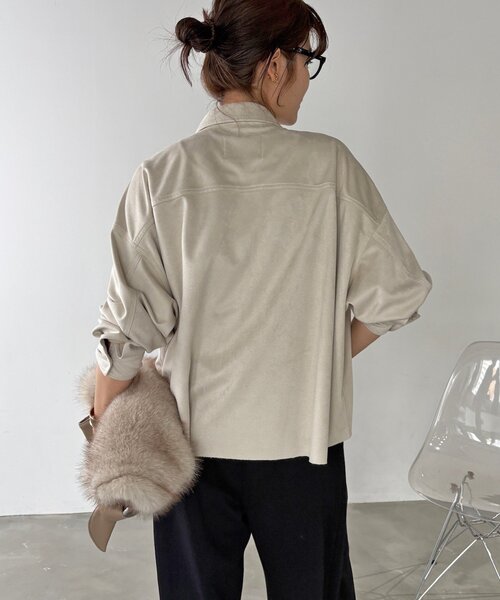 DouDou(ドゥドゥ)の「エコスウェードジャージーシャツ(シャツ/ブラウス・レディース・アイボリー/ネイビー/グレイッシュベージュ・FREE)」の12枚目の写真