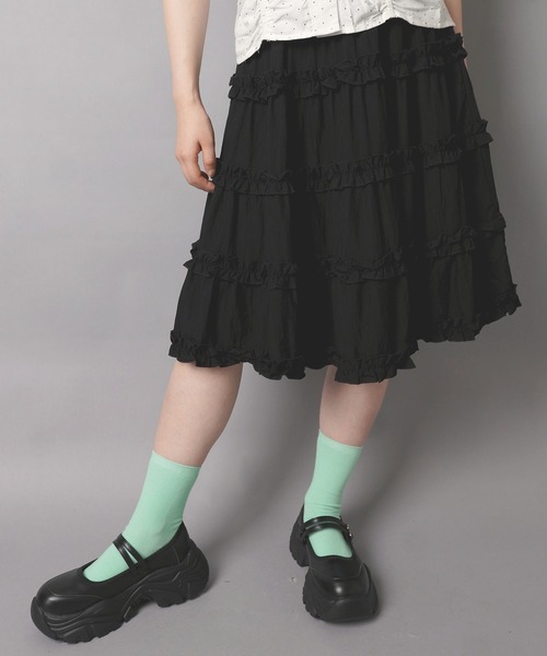 SPINNS(スピンズ)の「ティアードミディアムスカート/韓国ガーリー(スカート・レディース・ホワイト/ブラック・ONESIZE)」の2枚目の写真