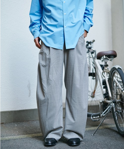 CONZ(コンズ)の「curved leg trousers 3.0 buckle(スラックス・メンズ・ブラック/ベージュ/ブラウン・1/2/4/3)」の1枚目の写真