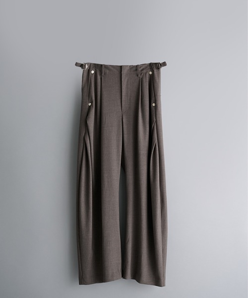 CONZ(コンズ)の「curved leg trousers 3.0 buckle(スラックス・メンズ・ブラック/ベージュ/ブラウン・1/2/4/3)」の3枚目の写真