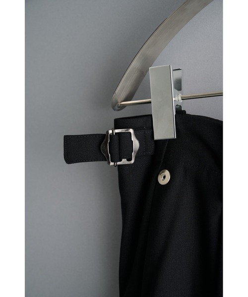 CONZ(コンズ)の「curved leg trousers 3.0 buckle(スラックス・メンズ・ブラック/ベージュ/ブラウン・1/2/4/3)」の5枚目の写真