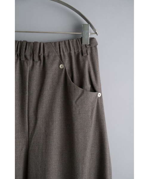 CONZ(コンズ)の「curved leg trousers 3.0 buckle(スラックス・メンズ・ブラック/ベージュ/ブラウン・1/2/4/3)」の13枚目の写真