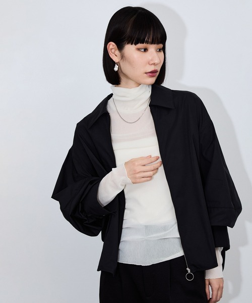ADAM ET ROPE'(アダムエロペ)の「【サステナブル】フォルムスリーブシャツブルゾン/撥水(ブルゾン・レディース・ブラック/オフホワイト・FREE)」の1枚目の写真
