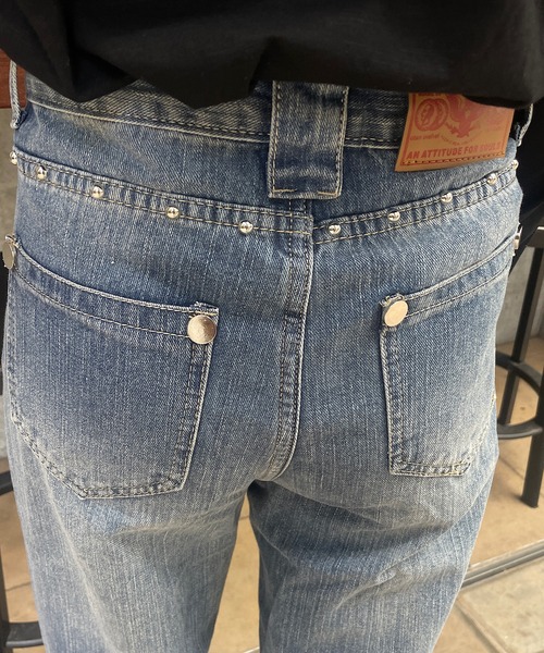 ROGER AND RAW（ロジャーアンドロウ）の「スタッズ×ビジューデコ デニムワイドパンツ（デニムパンツ・レディース・ブルー・SMALL/MEDIUM）」の2枚目の写真