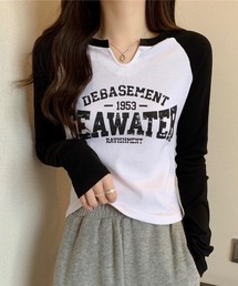 スリットネックとバイカラーデザインが映える!大人カジュアルなロゴラグランTシャツ